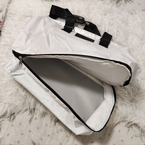 Guess gym duffle bag / weekender tote - Picture 5 of 7